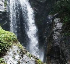 腊乌岩瀑布