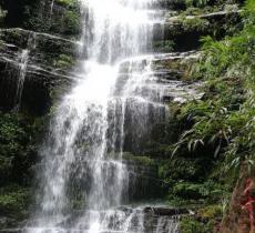 千层岩瀑布
